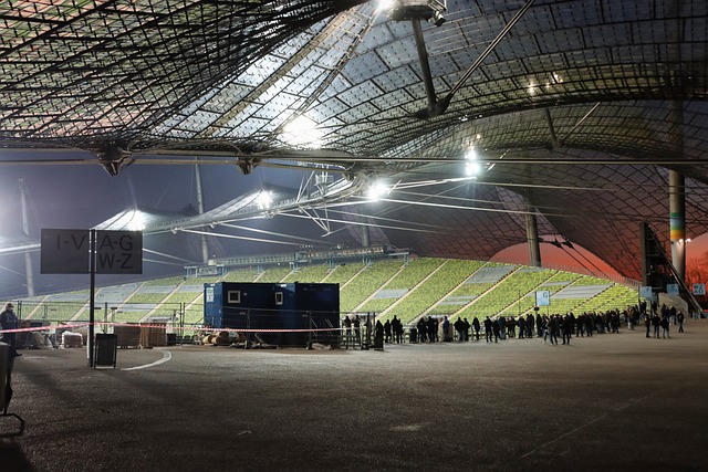 图片报：阿德耶米想在续约合同加解约条款，曼联接触其经纪人