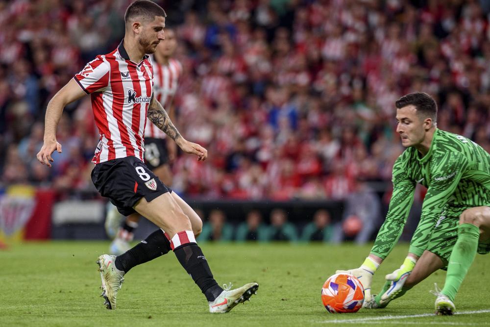 篮球湖人球星时隔两周复出，全场掌声雷动